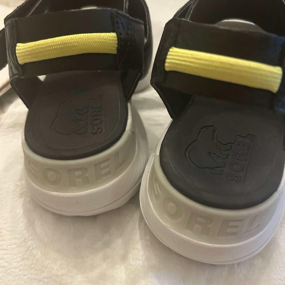 Sorel Black Sporty Sandals -Supportive Sole size 8 like new - make an offer? - Picture 2 of 8